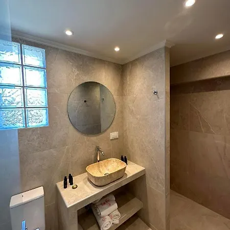 Sea Side & Studios-renovated Lejlighed *