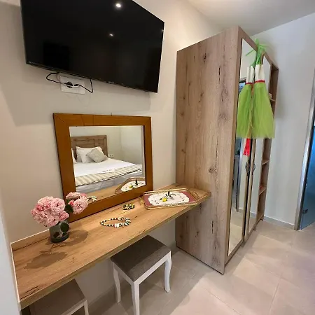 Sea Side & Studios-renovated Lejlighed